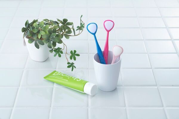 食欲の秋をもっと楽しもう！「舌活」習慣始めませんか？家族の豊かな食卓を楽しむために、新習慣“舌ブラシで舌ケア”についてSHIKIEN公式HPで公開