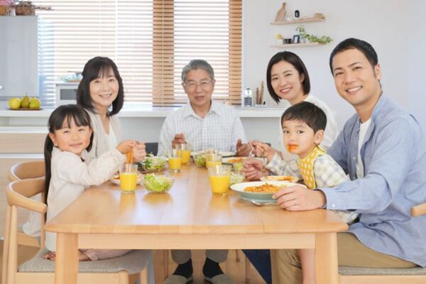 食欲の秋をもっと楽しもう！「舌活」習慣始めませんか？家族の豊かな食卓を楽しむために、新習慣“舌ブラシで舌ケア”についてSHIKIEN公式HPで公開