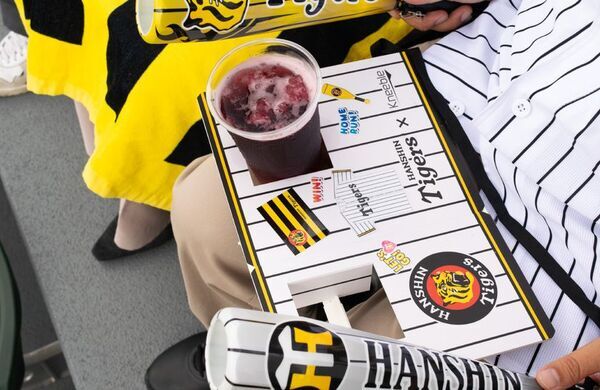 球場グルメは膝上に！阪神タイガース承認の折り畳み式ミニテーブル「阪神タイガースニーブル」を9月18日よりMakuakeで先行販売