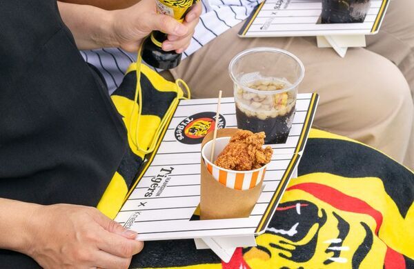 球場グルメは膝上に！阪神タイガース承認の折り畳み式ミニテーブル「阪神タイガースニーブル」を9月18日よりMakuakeで先行販売