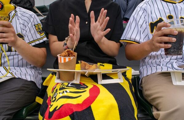 球場グルメは膝上に！阪神タイガース承認の折り畳み式ミニテーブル「阪神タイガースニーブル」を9月18日よりMakuakeで先行販売