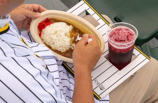 球場グルメは膝上に！阪神タイガース承認の折り畳み式ミニテーブル「阪神タイガースニーブル」を9月18日よりMakuakeで先行販売