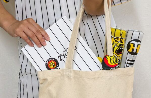 球場グルメは膝上に！阪神タイガース承認の折り畳み式ミニテーブル「阪神タイガースニーブル」を9月18日よりMakuakeで先行販売