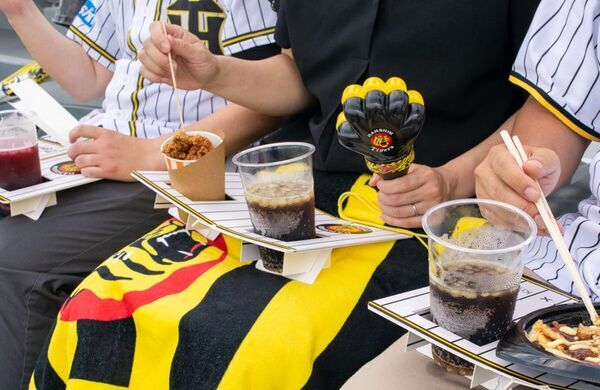 球場グルメは膝上に！阪神タイガース承認の折り畳み式ミニテーブル「阪神タイガースニーブル」を9月18日よりMakuakeで先行販売