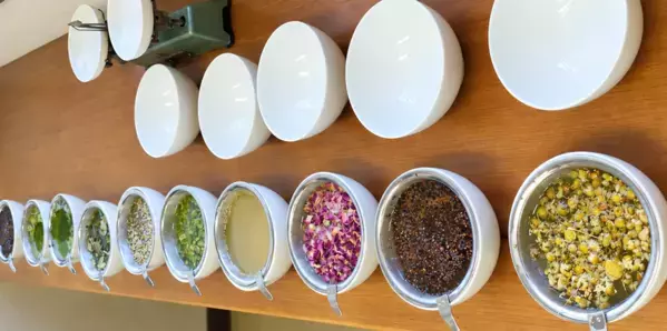 日本茶を「体験する」から「私のお茶にする」へ　自分で合組した日本茶を、和柄のお茶缶に　リルートカフェ自由が丘が新体験「MY TEA」を10月開始
