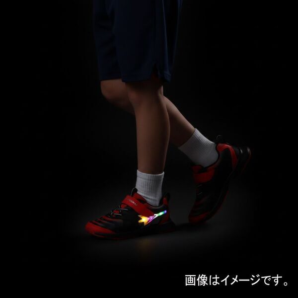 子どものための靴「瞬足」から足の動きに反応して光るLED搭載モデルが登場