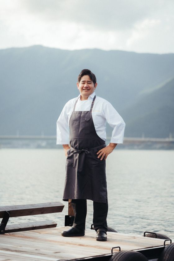富士山と紅葉に染まる、秋の河口湖へ　湖上レストラン「HAMANASHI HOUSEBOAT」にて4日間限定「紅葉ガストロノミークルーズ」を10月31日から開催