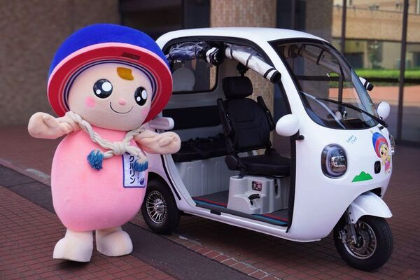 伊勢原市への寄贈車両を道灌まつりで披露　「VIVEL COCO」がパレードに参加