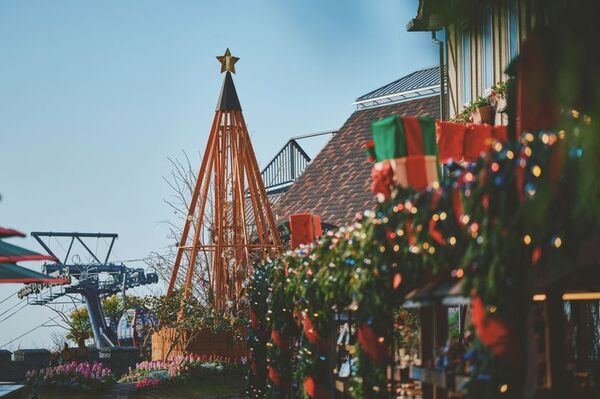 ロープウェイから始まる「天空のクリスマスマーケット」。ドイツの古城を思わせる賑やかな広場から、高さ25mの「森のクリスマスツリー」、光に包まれる森、神戸の夜景までを巡る「神戸クリスマスマーケット2026」。11月7日より開催。
