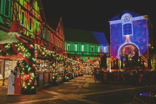 ロープウェイから始まる「天空のクリスマスマーケット」。ドイツの古城を思わせる賑やかな広場から、高さ25mの「森のクリスマスツリー」、光に包まれる森、神戸の夜景までを巡る「神戸クリスマスマーケット2026」。11月7日より開催。