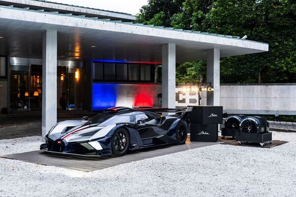 BUGATTI TOKYO、新旧9台が集う一夜限りのイベントを開催　世界限定40台のBUGATTI BOLIDE、フランス大使公邸へ