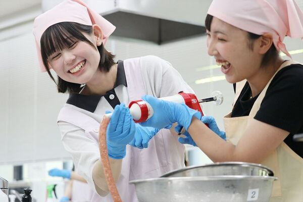 四天王寺大学短期大学部×タケダハム、「野菜盛りもりウインナー」の商品化を決定