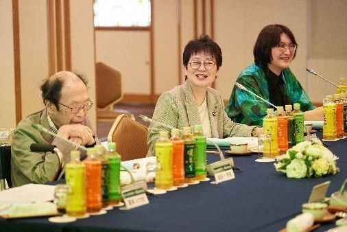 第三十七回 伊藤園お～いお茶新俳句大賞　創設以来の快挙、前年の金子兜太賞受賞者が文部科学大臣賞を受賞　174万句の中から入賞1,000作品が決定