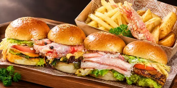 香住蟹を扱う水産会社が、新テイクアウト店「CRAB & SHRIMP」を10/15(木)に兵庫・城崎温泉にオープン！漁港から直送の香住蟹を使った贅沢ハンバーガーなどを開発