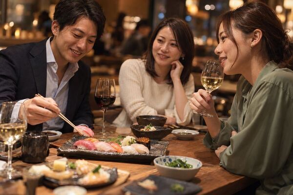 赤・白ワインが1時間1,000円(税込)で飲み放題！ITAMAE SUSHI、10月15日からワインフリーフローを開始