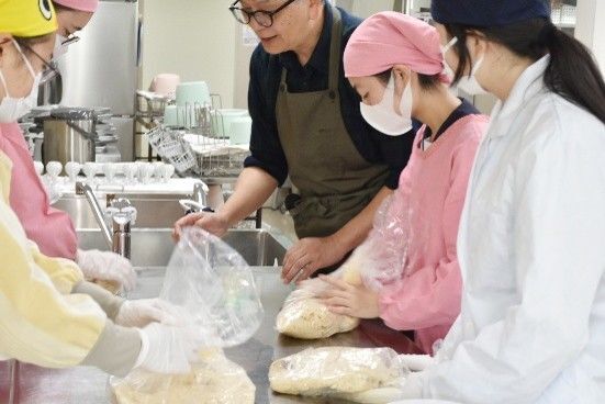 土曜日、学校は「学びのハブ」になる　生徒が自ら講座を選ぶ体験プログラム「ツナグヒ」開始