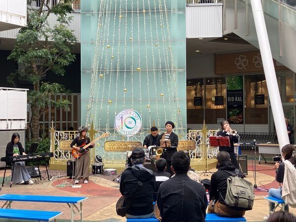 天高く澄み渡る秋空に 粋なJAZZが響き渡る 2日間　第21回 さいたま新都心JAZZDAY開催　今年の17時からの「けやきひろば」での演奏は、心が躍り出す「スイングジャズ」！