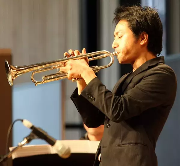 天高く澄み渡る秋空に 粋なJAZZが響き渡る 2日間　第21回 さいたま新都心JAZZDAY開催　今年の17時からの「けやきひろば」での演奏は、心が躍り出す「スイングジャズ」！