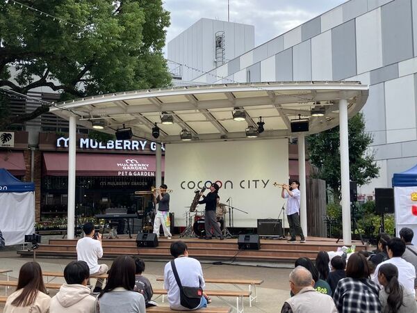 天高く澄み渡る秋空に 粋なJAZZが響き渡る 2日間　第21回 さいたま新都心JAZZDAY開催　今年の17時からの「けやきひろば」での演奏は、心が躍り出す「スイングジャズ」！