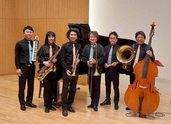天高く澄み渡る秋空に 粋なJAZZが響き渡る 2日間　第21回 さいたま新都心JAZZDAY開催　今年の17時からの「けやきひろば」での演奏は、心が躍り出す「スイングジャズ」！
