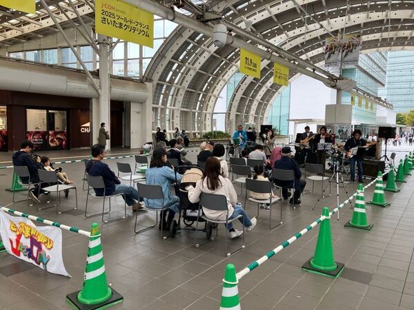 天高く澄み渡る秋空に 粋なJAZZが響き渡る 2日間　第21回 さいたま新都心JAZZDAY開催　今年の17時からの「けやきひろば」での演奏は、心が躍り出す「スイングジャズ」！