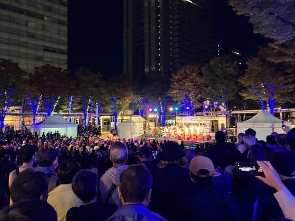 天高く澄み渡る秋空に 粋なJAZZが響き渡る 2日間　第21回 さいたま新都心JAZZDAY開催　今年の17時からの「けやきひろば」での演奏は、心が躍り出す「スイングジャズ」！
