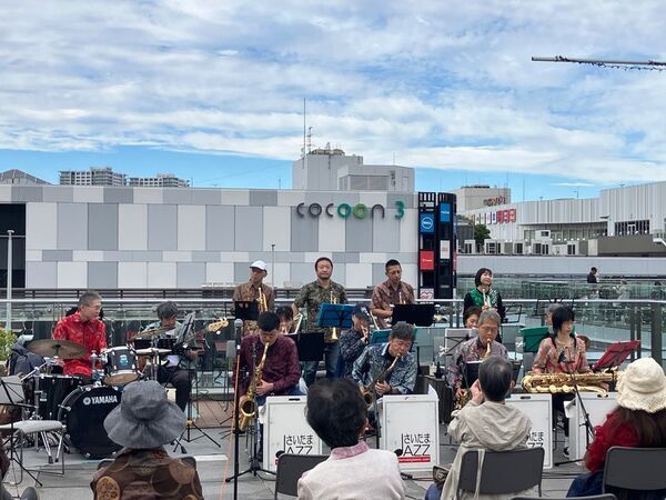 天高く澄み渡る秋空に 粋なJAZZが響き渡る 2日間　第21回 さいたま新都心JAZZDAY開催　今年の17時からの「けやきひろば」での演奏は、心が躍り出す「スイングジャズ」！
