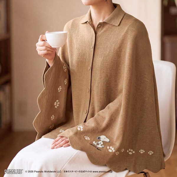 おさんぽをしているスヌーピーのデザインがかわいい希少なベビーアルパカ100％のポンチョが新発売！