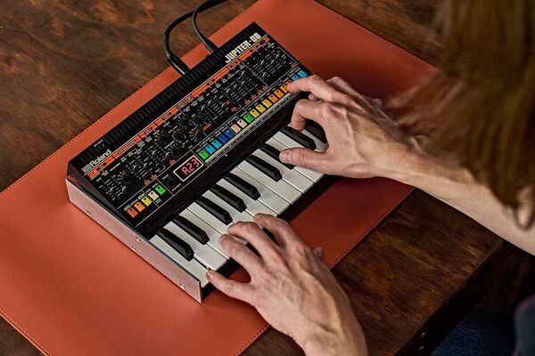 「JUPITER-8」を継承したモデルとオリジナル設計の新モデル。「Roland Boutiqueシリーズ」2機種を発売