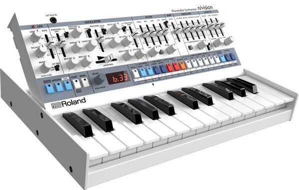 「JUPITER-8」を継承したモデルとオリジナル設計の新モデル。「Roland Boutiqueシリーズ」2機種を発売