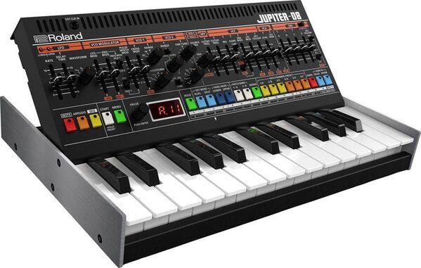 「JUPITER-8」を継承したモデルとオリジナル設計の新モデル。「Roland Boutiqueシリーズ」2機種を発売