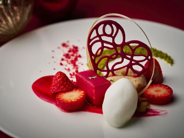 「リーベルホテル大阪」14種のスイーツで絵本の世界を表現するクリスマス限定アフタヌーンティーと、聖夜を彩る特別ディナーコースが登場！