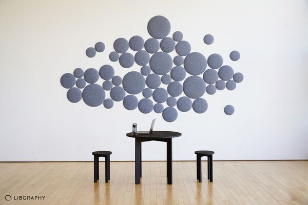 色をそろえて、サイズで遊ぶ。「オフィス吸音パネル OTTO R」に単色セットが新登場　大小の丸型パネルを組み合わせた全8色を10月28日より販売開始
