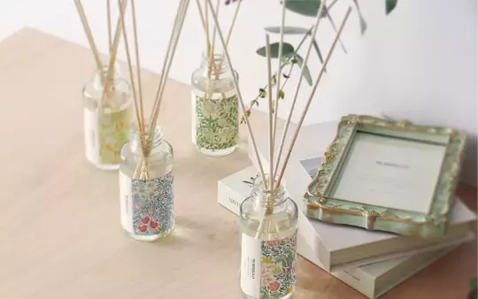 Morris & Co.のデザインをまとった、上品な香りが空間を彩る「リードディフューザー」新登場