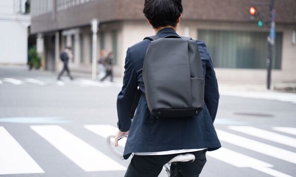 1時間50mm以上の大雨が約50年で1.5倍に　PCや書類を雨から守る撥水ビジネスリュックの販売数が前年比203％