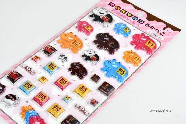 “チロルチョコ”が、赤べこシールになった。人気の「赤べこクリスタルシール」×国民的お菓子「チロルチョコ」　ぷっくり立体の樹脂シール「チロルチョコ あかべこ クリスタルシール」を10月24日(土)発売