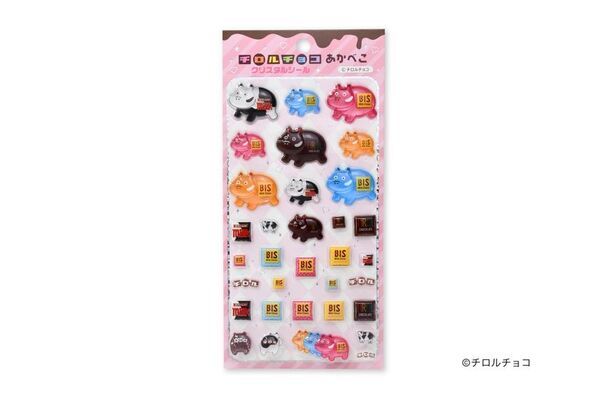 “チロルチョコ”が、赤べこシールになった。人気の「赤べこクリスタルシール」×国民的お菓子「チロルチョコ」　ぷっくり立体の樹脂シール「チロルチョコ あかべこ クリスタルシール」を10月24日(土)発売