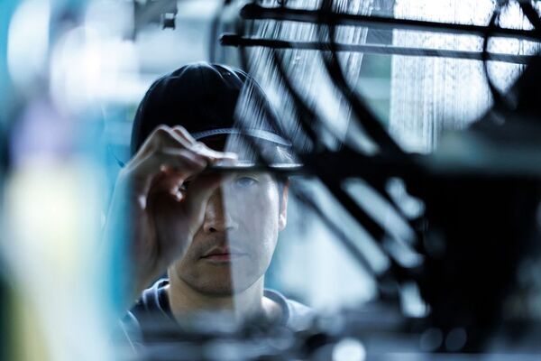 カーテンは「隠す」ものから「つなぐ」ものへ　わずか厚さ0,3mmの透明フィルムと糸を同時製織する技術で「見える」透明カーテンを開発、10/23(金)に公開＆販売開始