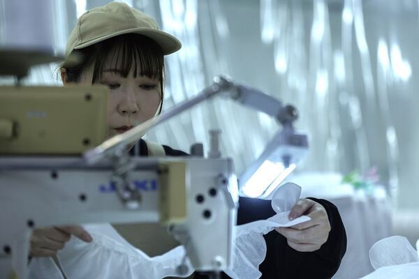 カーテンは「隠す」ものから「つなぐ」ものへ　わずか厚さ0,3mmの透明フィルムと糸を同時製織する技術で「見える」透明カーテンを開発、10/23(金)に公開＆販売開始