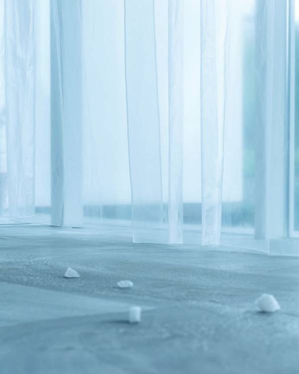 カーテンは「隠す」ものから「つなぐ」ものへ　わずか厚さ0,3mmの透明フィルムと糸を同時製織する技術で「見える」透明カーテンを開発、10/23(金)に公開＆販売開始