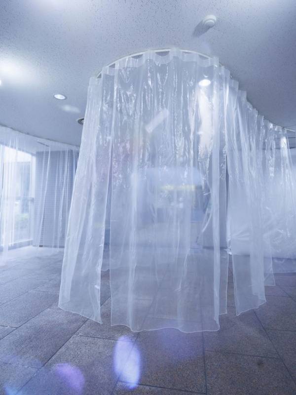 カーテンは「隠す」ものから「つなぐ」ものへ　わずか厚さ0,3mmの透明フィルムと糸を同時製織する技術で「見える」透明カーテンを開発、10/23(金)に公開＆販売開始