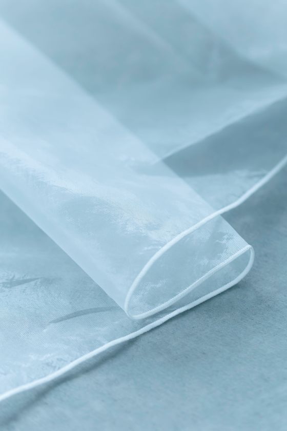 カーテンは「隠す」ものから「つなぐ」ものへ　わずか厚さ0,3mmの透明フィルムと糸を同時製織する技術で「見える」透明カーテンを開発、10/23(金)に公開＆販売開始