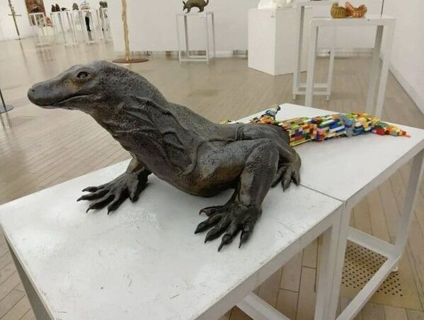 【現在展示中】本物の来日に先駆け「コモドドラゴン」のアート大作がiZooに出現！誠恵高校が従来の静観から一転、生体移送プロジェクトを“全面歓迎”するコラボ展示を開始