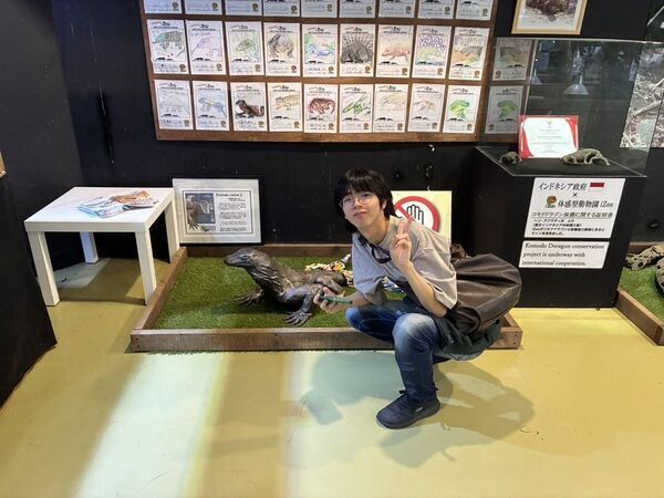 【現在展示中】本物の来日に先駆け「コモドドラゴン」のアート大作がiZooに出現！誠恵高校が従来の静観から一転、生体移送プロジェクトを“全面歓迎”するコラボ展示を開始