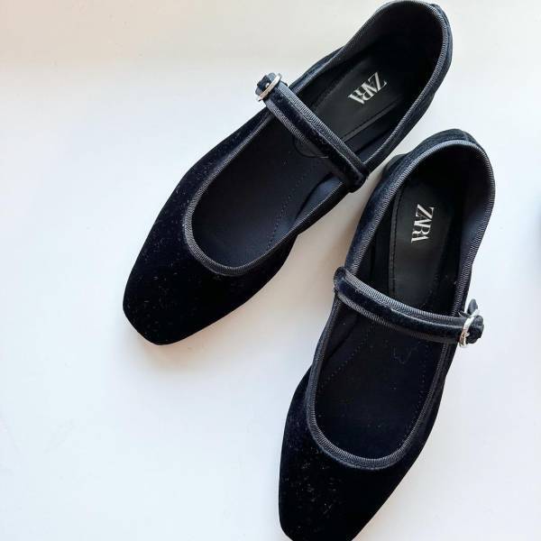 本当に「買って良かった」「可愛いんです〜♡」【ZARA】“ベルベットバレエシューズ”が最高！