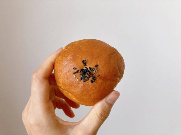 むぎゅっと食感♡小腹がすいたときにぴったり！【ローソン】優しい甘さの「つぶあんぱん」は満足度高め