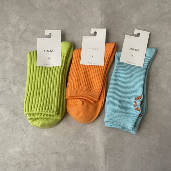 これが330円！？「きれいなカラーとデザイン」「高見え」【3COINS】春から夏にかけてピッタリ♡な”カラーソックス”