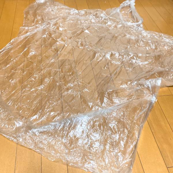 コンパクトすぎて衝撃走った！超「便利」！【ダイソー】梅雨前に常備したい「携帯用コンパクトレインポンチョ」