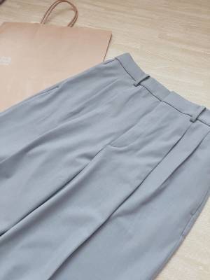 春の通勤にも「大活躍」！！【ユニクロ】すっきりシルエットに「ビックリ」！定番”きれいめボトムス”