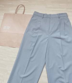 春の通勤にも「大活躍」！！【ユニクロ】すっきりシルエットに「ビックリ」！定番”きれいめボトムス”